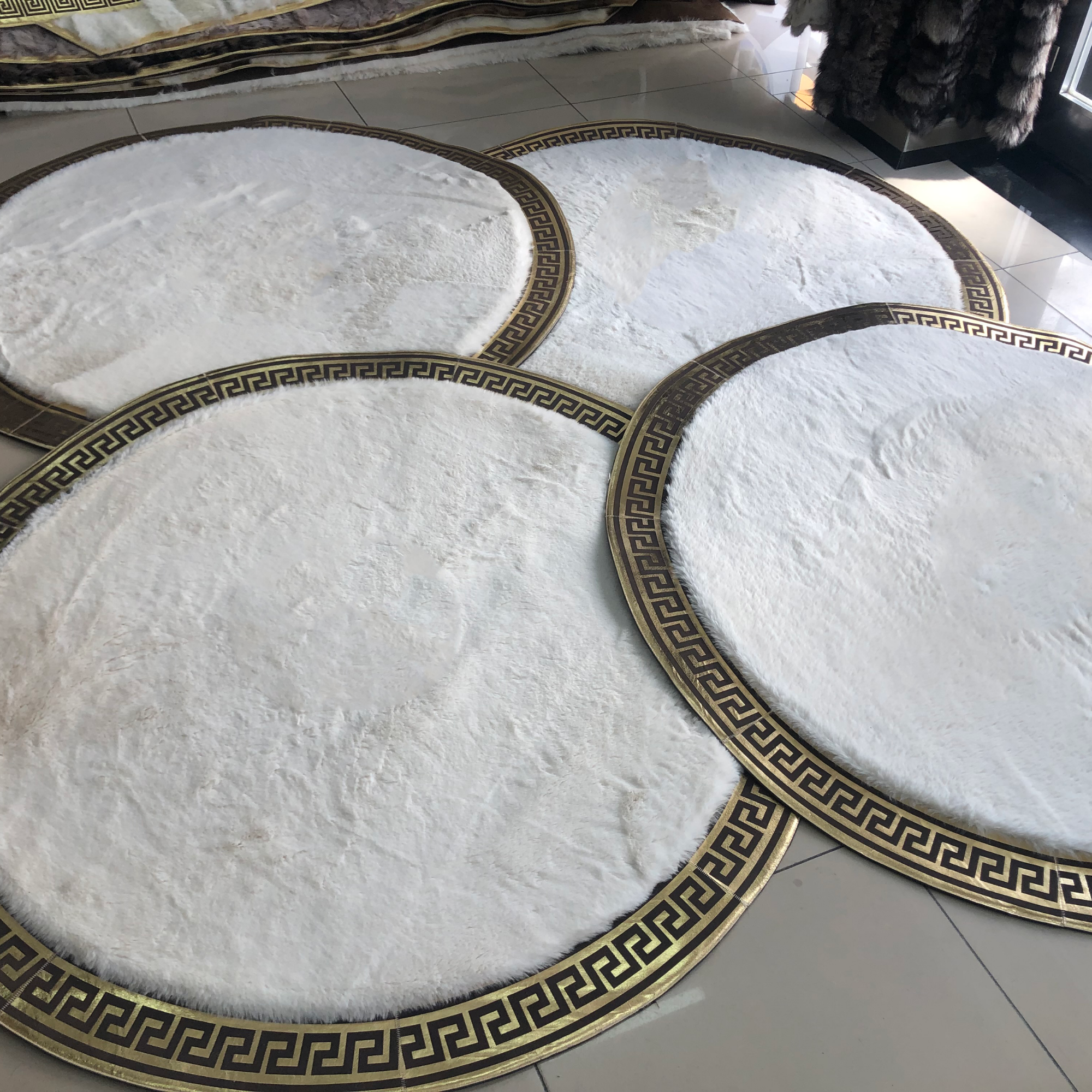 Round Plush White Gold Rug